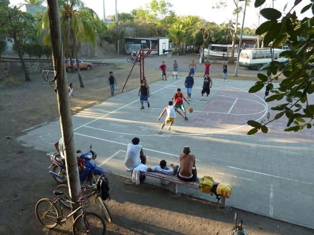 basketball game at the Cruz Rojo