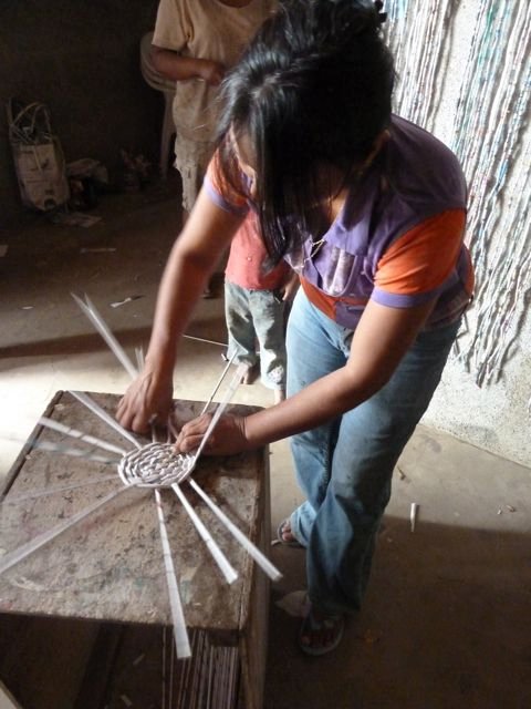 making paper baskets in Panama