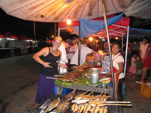 Megaleckeres Essen auf dem Nachtmarkt