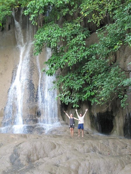 Am Wasserfall in der Naehe von Kanchanaburi
