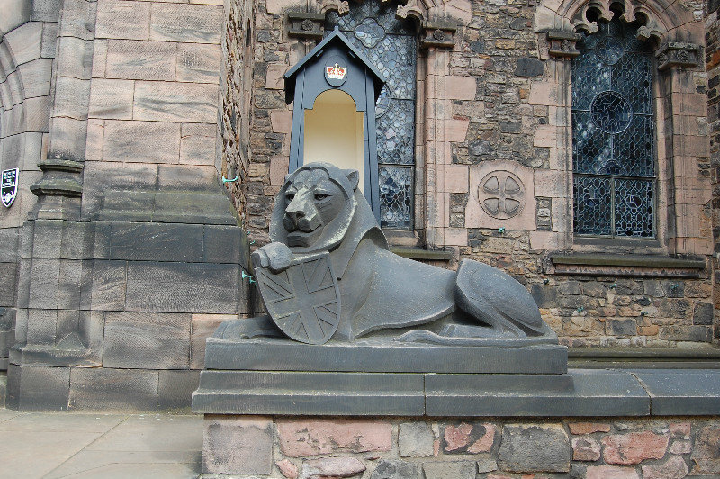 Lion guards the Scottish National War Museum