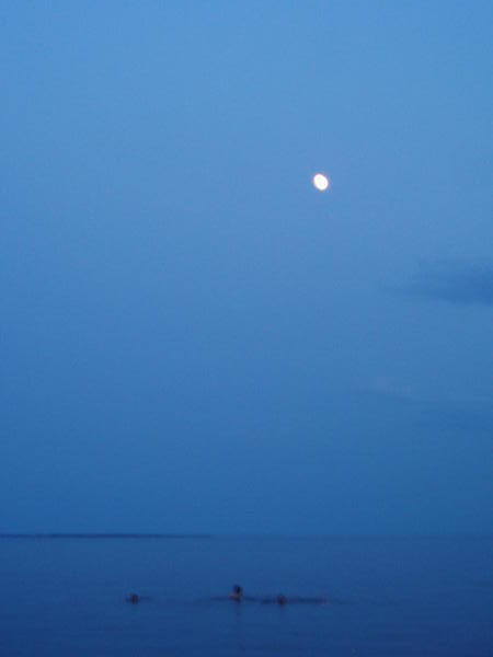 Full moon ocean going