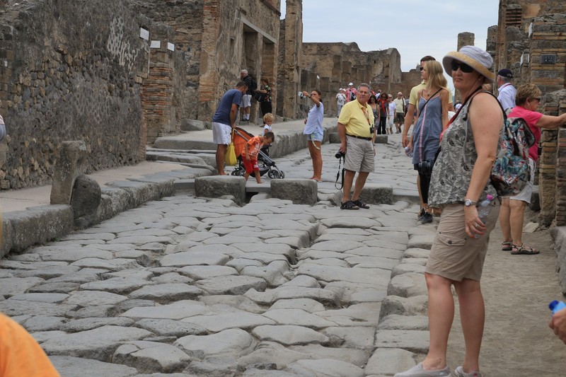 Pompeii main avenue 