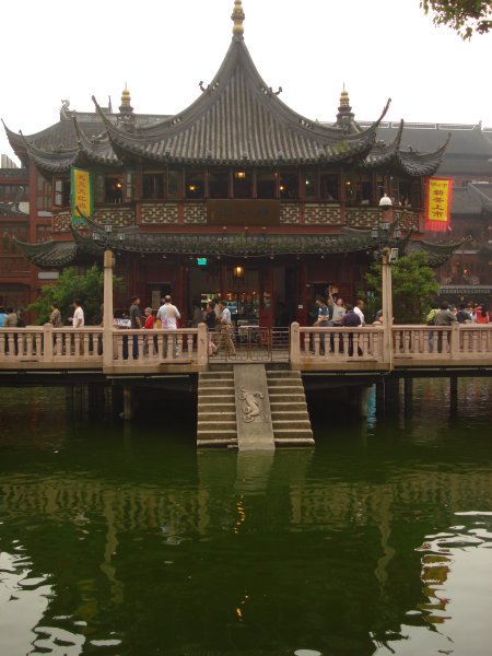 A building facing opposite the entrance to the Yuyuan Garden