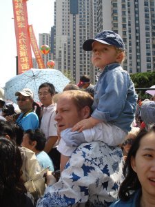 Cute kid chillin on his Pop's shoulders