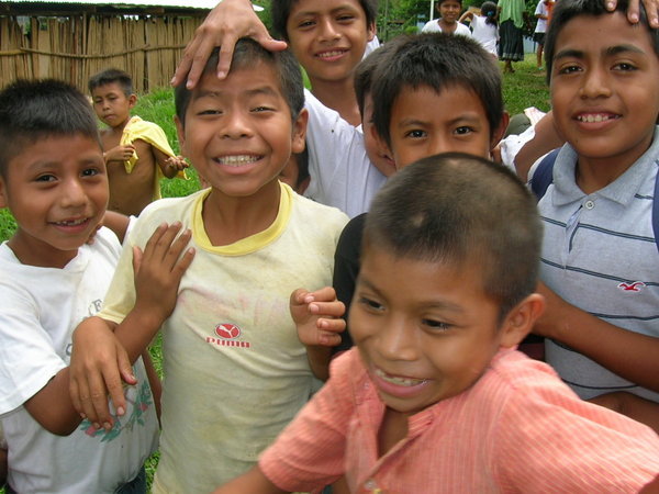 Niños de aldea rural.