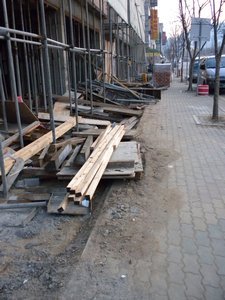 Building site/sidewalk/pavement = dangerous