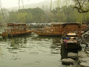 Hangzhou-Boats plying the West Lake 1