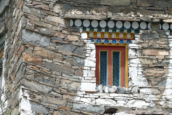 Delicate crafstmanship for delicate curves. Tibetan houses unique to Zhuokeji.