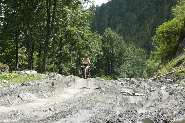 Navigating once muddy ruts. The climb to Daxueshan pass.