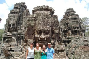 inside the faces bayon temple
