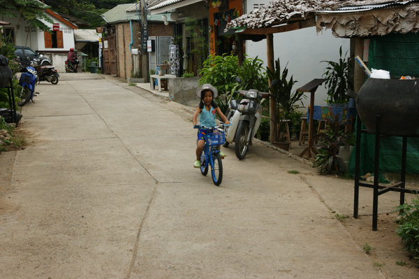 kids on bikes in pai