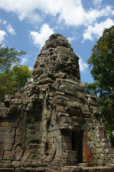heads at gate of angkor thom