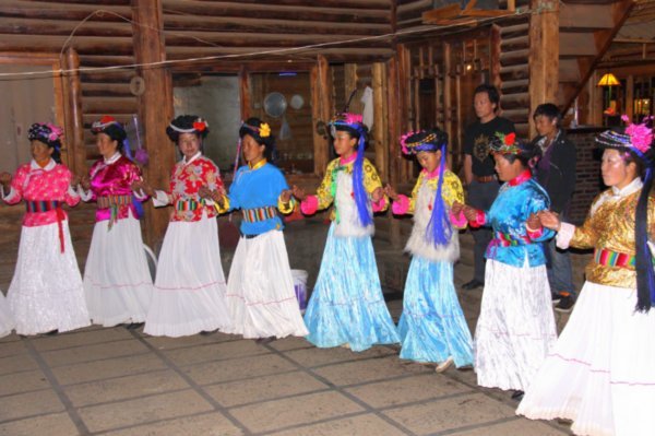 Mosuo girls dancing