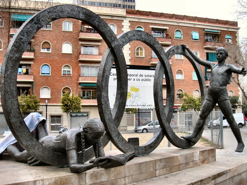 Olympis rings and children