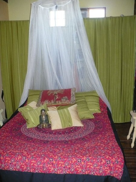 02 slaapkamer nu achter het groene gordijn is onze kast, bedroom now with storage room behind the green curtain