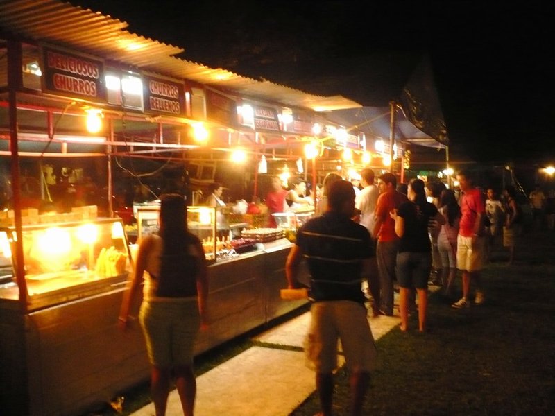 13 Feest in het dorp met veel eten - Fiesta in town with a lot of food