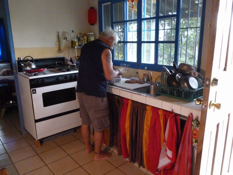 05 Hubert in the kitchen, in de keuken