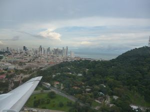 29 Panama from the air with Ancon hill, Panama vanuit de lucht met Ancon heuvel