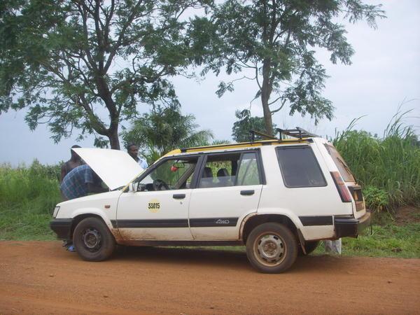 A Atakpamé, on prend une autre voiture pour les 40 km qui nous séparent des hyppos.