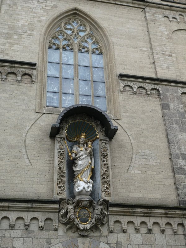 Statue of Mary on the front of Liebfrauenkirche