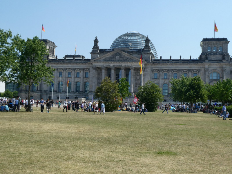 Outside the Reichstag, more anti-AFD people gathered.