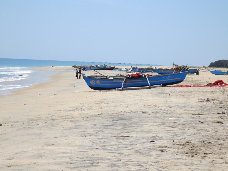 Kallady Beach boats