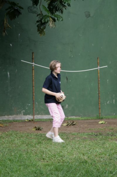 Juno in actie bij Javaanse trefbal