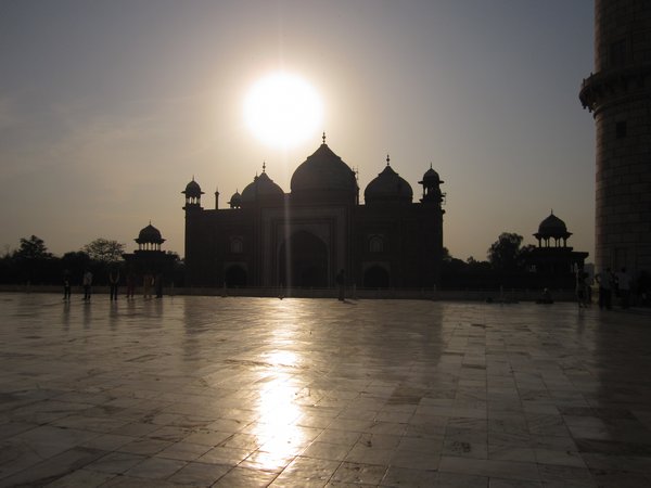 The mosque next to the Taj