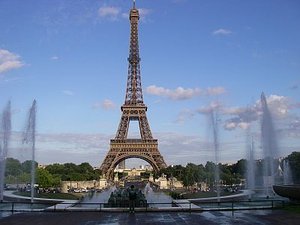 Eiffel Tower framed by fountains