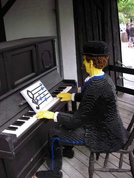 Lego Piano Player