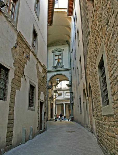 A narrow street in Firenze