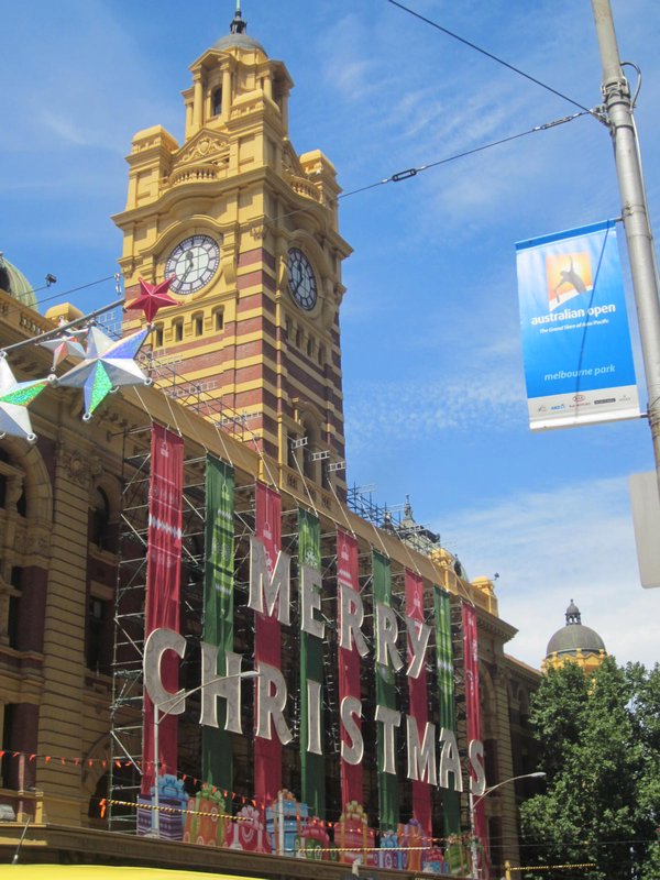 Flinders Station sais Merry Christmas