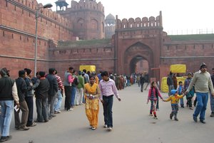 Rush hour at the red fort
