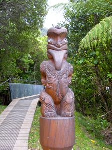 maori statue