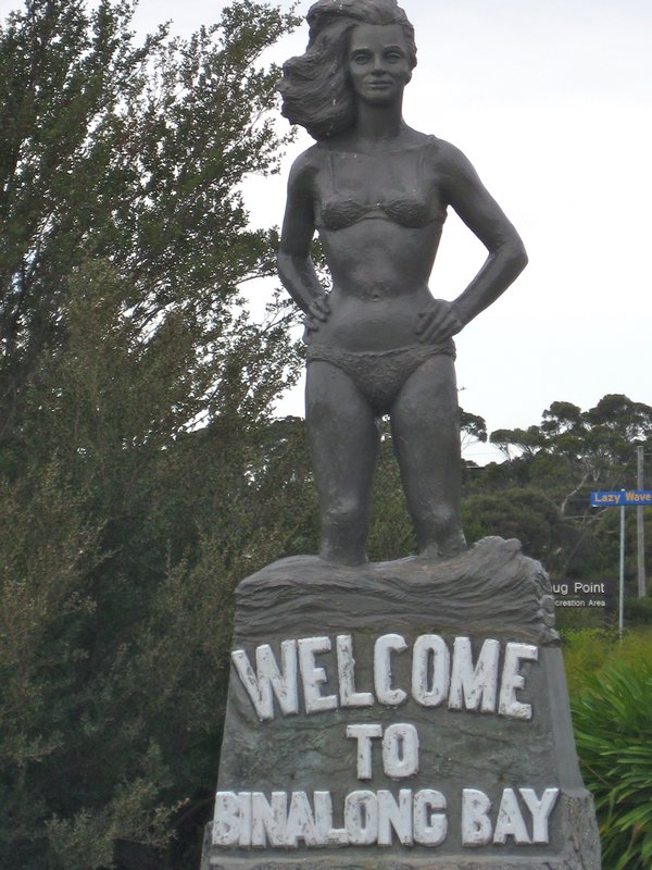 welcome statue