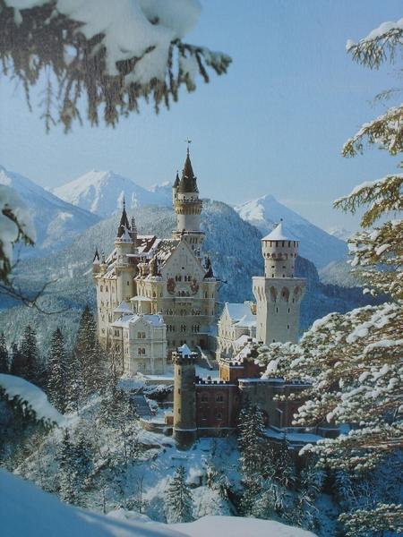 Neuschwanstein castle snowing