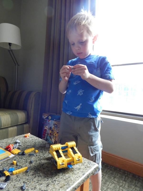 Oliver builds his new construct-o-mech