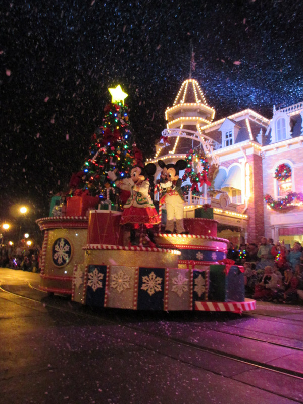 Mickey & Minnie's Christmas Float