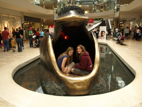 K. und S. im Walfisch der Mall