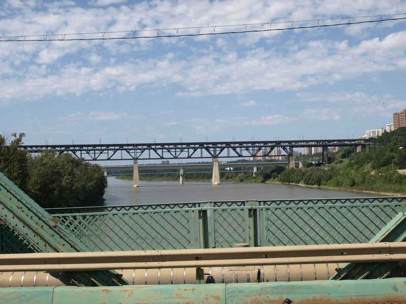 Brücke, auf der oben die Straßenbahn fährt