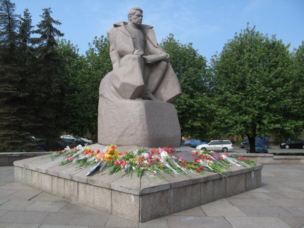 Statue with Victory Day flowers