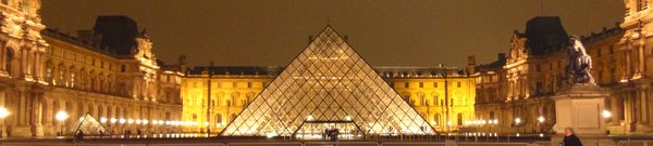 Le Louvre at night
