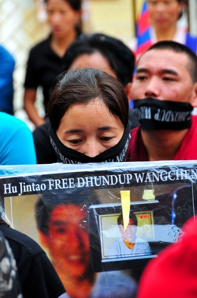 Lhamo Tso protesting for the release of Dhondup