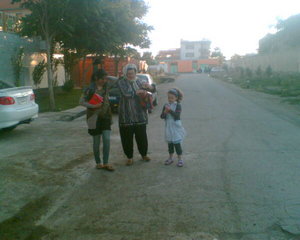 Corina, Miriam, en Melanie op straat