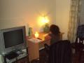 Miriam maakt huiswerk bij een gaslamp