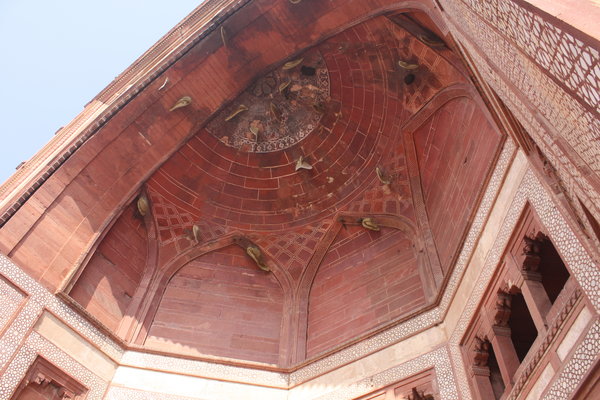 The arched ceiling of the Buland Darwaza