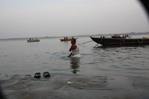 Mani bathes in the holy Ganges