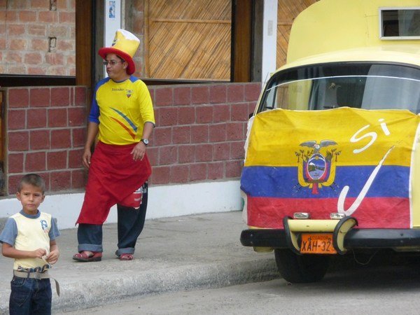 a big game of soccer for ecuador and the town shows it´s colours 