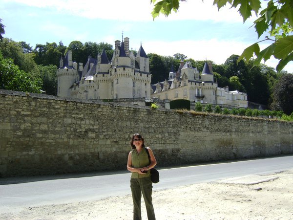 Cyndi outside the wall of Chateau Usse.